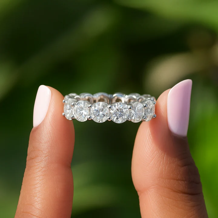 Éternelle Brilliance — Round Diamond Eternity Ring in Platinum Gold - View 2