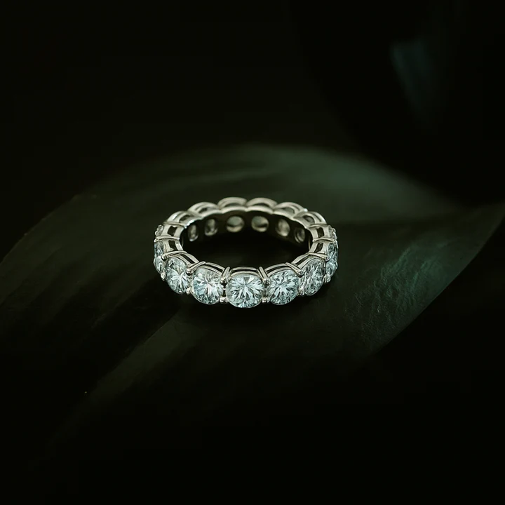 Éternelle Brilliance — Round Diamond Eternity Ring in Platinum Gold - View 3